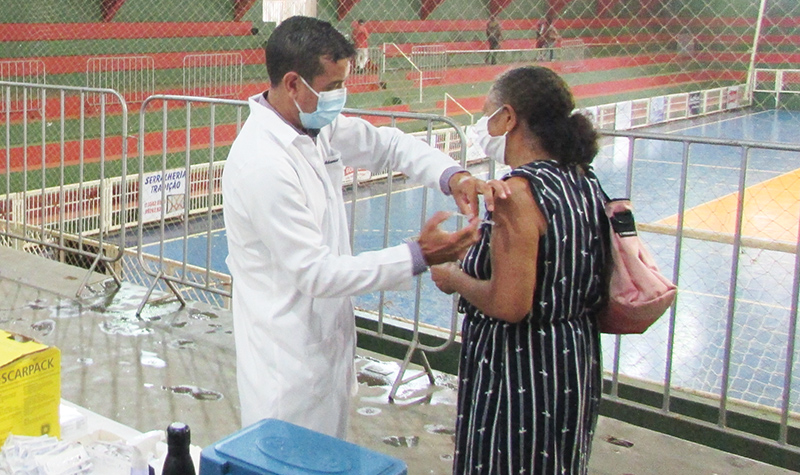 Ademir Castro em ação ao imunizar munícipe no combate ao coronavírus