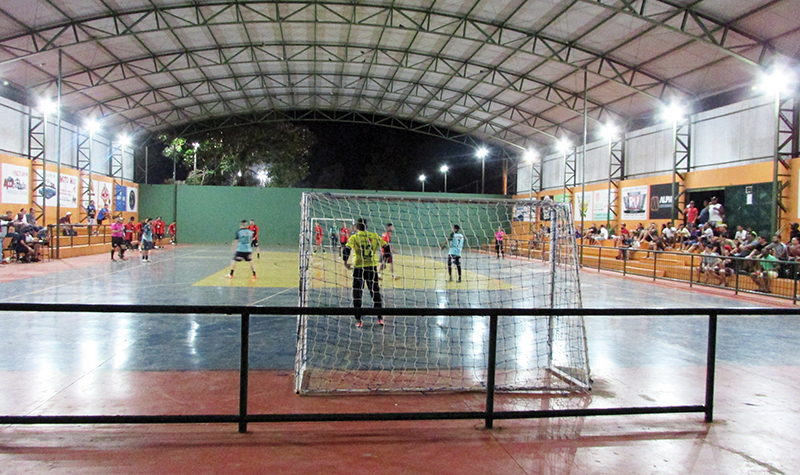 Torcedores ao acompanhar os jogos quando não chove na quadra do CSU Hely Simões